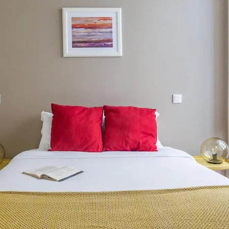 Plum Guide - Mustard & Terracotta Apartment